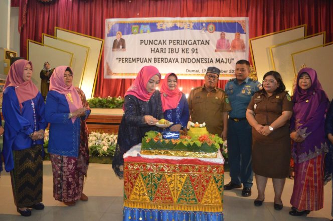 
					Ketua Gabungan Organisasi Wanita (GOW) Kota Dumai Dewi Tunjung Sari SH memotong tumpeng di PHI ke-91