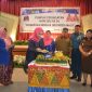 Ketua Gabungan Organisasi Wanita (GOW) Kota Dumai Dewi Tunjung Sari SH memotong tumpeng di PHI ke-91