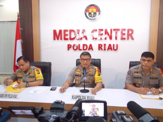 
					Kapolda Riau Irjen Pol Agung Setya Imam Effendi beserta jajaran saat ekpos sejumlah pencapaian pada tahun 2019