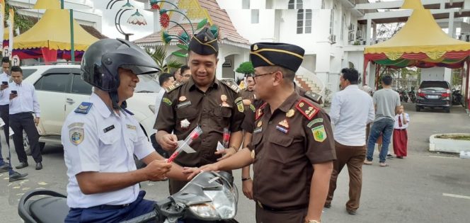 
					Memperingati Hari Anti Korupsi Internasional, Kejari Rohil Bagikan Stiker dan Bunga