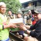 Bupati Kampar H. Catur Sugeng Susanto, SH menggunakan sampan saat memberikan bantuan dan meninjau korban banjir.