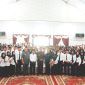 Bupati Rohil H. Suyatno foto bersama ASN yang baru diambil sumpah dan janji sebagai ASN.