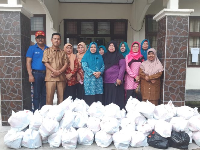 
					
Tim Penggerak PKK Kabupaten Kampar dan rombongan memberikan bantuan kepada warga yang terkena banjir.