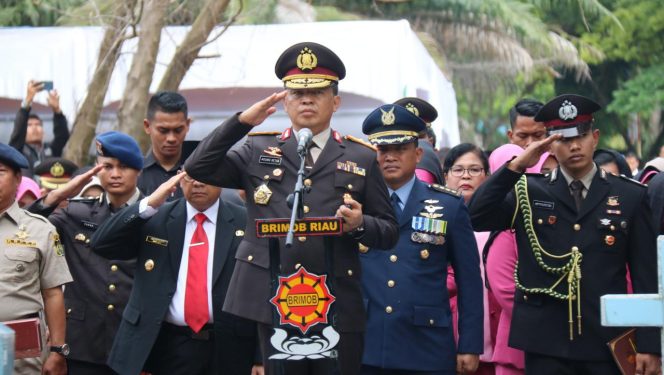 
					Kapolda Riau, Irjen Pol Agung Setya Imam Efendi SH SIK MSI memimpin Upacara pemakaman jenazah almarhum Bripka (ANM) Hendra Saut Parulian Sibarani