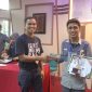 Josua Gultom, siswa SMKN 2 Kota Dumai saat menerima hadiah dan penghargaan