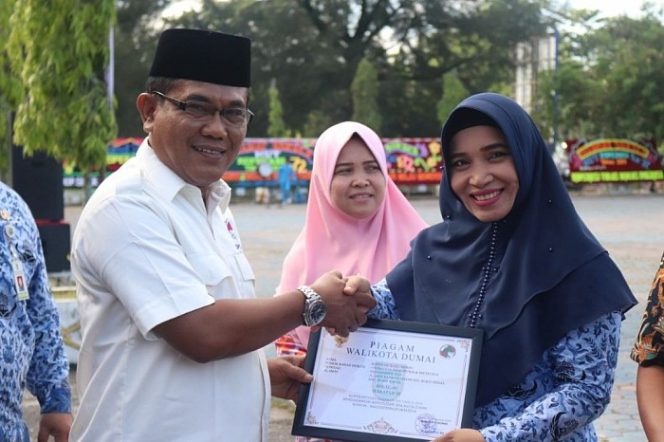 
					Penyerahan Sertifikat Penghargaan Pemerintah Kota Dumai diberikan oleh Ahmad Maritulis, SE dihari Koperasi Nasional