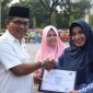Penyerahan Sertifikat Penghargaan Pemerintah Kota Dumai diberikan oleh Ahmad Maritulis, SE dihari Koperasi Nasional