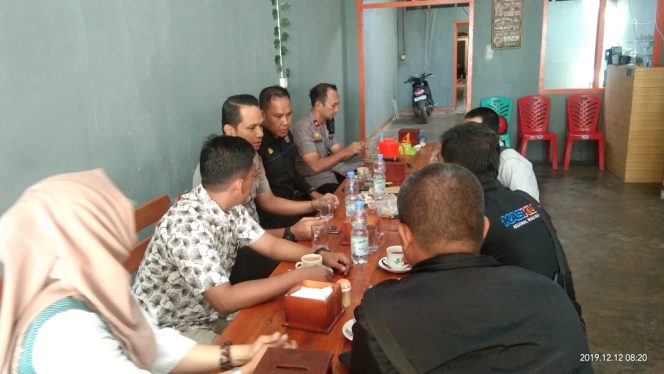 
					Pengurus DPD IMO Indonesia Kota Dumai saat ngopi bareng bersama Kapolres dan Wakapolres Dumai serta Kasubag Humas Polres Dumai