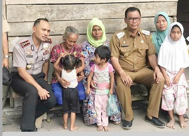 
					Bupati Rokan Hilir (Rohil) H Suyatno AMp dan Kapolres Rohil AKBP Muhammad Mustofa SIk MSi. saat mengunjungi kediaman Surati.
