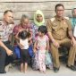 Bupati Rokan Hilir (Rohil) H Suyatno AMp dan Kapolres Rohil AKBP Muhammad Mustofa SIk MSi. saat mengunjungi kediaman Surati.