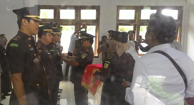 
					Kepala Kejari Dumai Mat Perang Yusuf SH MH menyematkan tanda pangkat.(Foto Fachril Fauzy/beritapojok.com)