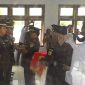 Kepala Kejari Dumai Mat Perang Yusuf SH MH menyematkan tanda pangkat.(Foto Fachril Fauzy/beritapojok.com)