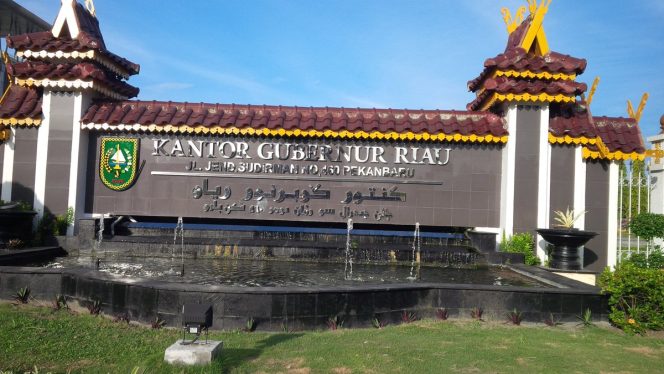 
					Terkait Keluarga Gubernur Riau Duduki Jabatan Eselon, Jipikor Demo Kantor Gubernur