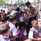 Kapolres Dumai AKBP Andri Ananta Yudhistira, S.I.K, M.H bersalaman dengan anak-anak dari TK Santo Tarcisius