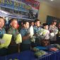 Pangkomatda I Laksamana Muda TNI Muhammad Ali, S.E, M.M bersama Wako Dumai, Zul AS, Kapolres Dumai AKBP Andri Ananta Yudhistira saat memperlihatkan barang bukti.