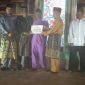 Ketua Baznas Kab. Bengkalis, H Ali Ambar menyerahkan pendayagunaan zakat secara simbolis.