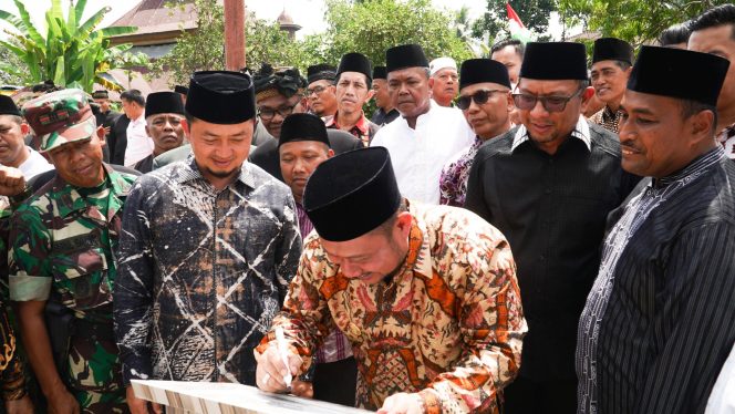 
					Bupati Kampar Catur Sugeng Susanto menandatangani Prasasti Pasar Pekan Tua, Sabtu (22/02/2020)
