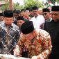Bupati Kampar Catur Sugeng Susanto menandatangani Prasasti Pasar Pekan Tua, Sabtu (22/02/2020)