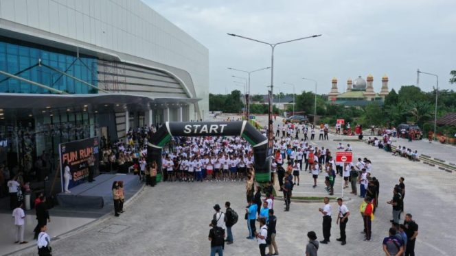 
					Kapolda Riau saat akan melepas peserta lomba lari Fun Run di Halaman City Mall Dumai, Jl.Bukit Datuk Kota Dumai.