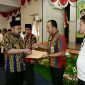Bupati Kampar Catur Sugeng Susanto SH menyerahkan Laporan Hasil Evaluasi (LHE) Sistem Akuntabilitas Kinerja Instansi Pemerintah (SAKIP) Tahun 2018