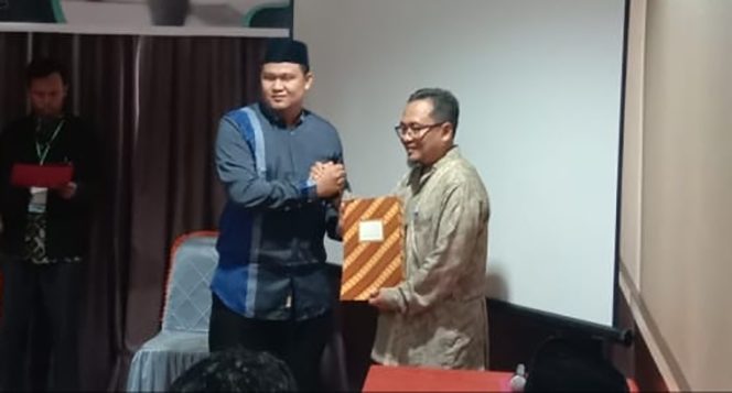
					Dzikri Hanafi saat menerima mandat dari Ketua Yayasan Bina Insan Madani Dumai (YBIMD), M Riduan sebagai Direktur Lembaga Amil Zakat (LAZ) Madani Human Care (MHC) Kota Dumai periode 2020-2023
