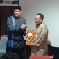 Dzikri Hanafi saat menerima mandat dari Ketua Yayasan Bina Insan Madani Dumai (YBIMD), M Riduan sebagai Direktur Lembaga Amil Zakat (LAZ) Madani Human Care (MHC) Kota Dumai periode 2020-2023