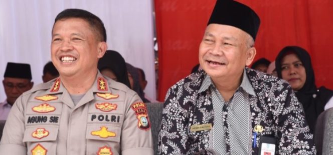 
					Sekretaris Daerah Kota Dumai DR. H. M. Herdi Salioso, SE, MA saat menghadiri acara Temu Ramah dengan Kapolda Riau Irjen. Pol. Agung Setya Imam Effendi, S.H, S.I.K, M.Si