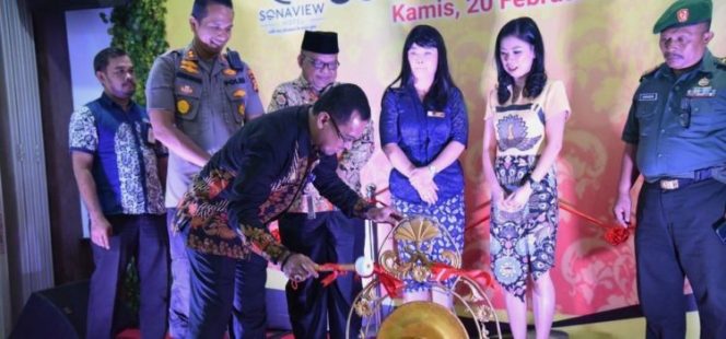 
					Peresmian Sonaview Hotel ditandai dengan pemukulan gong oleh Staf Ahli H. Fauzi Efrizal, S.Sos, M.Si 
