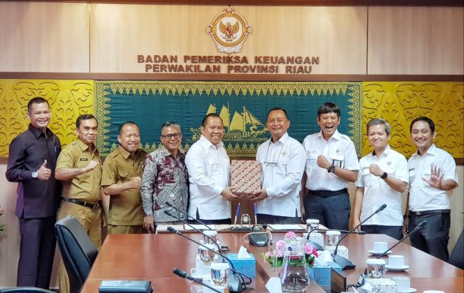 
					Bupati Meranti, Drs. H. Irwan, M.Si didampingi Ketua DPRD Meranti, Ardiansyah dan lainnya saat menyerahkan laporan keuangan pemerintah daerah tahun 2019 kepada BPK RI baru-baru ini