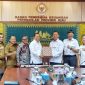 Bupati Meranti, Drs. H. Irwan, M.Si didampingi Ketua DPRD Meranti, Ardiansyah dan lainnya saat menyerahkan laporan keuangan pemerintah daerah tahun 2019 kepada BPK RI baru-baru ini