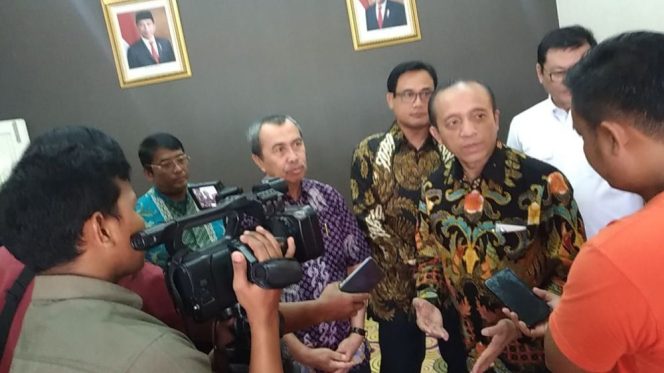 
					Gubernur Riau (Gubri) Syamsuar saat diwawancara awak media, Minggu (08/03/2020)
