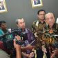 Gubernur Riau (Gubri) Syamsuar saat diwawancara awak media, Minggu (08/03/2020)