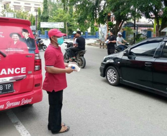 
					Kader PDIP Inhil saat membagikan masker beberapa waktu lalu.