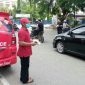 Kader PDIP Inhil saat membagikan masker beberapa waktu lalu.