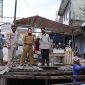 Walikota Dumai (memakai topi) melihat lokasi kegiatan normalisasi drainase