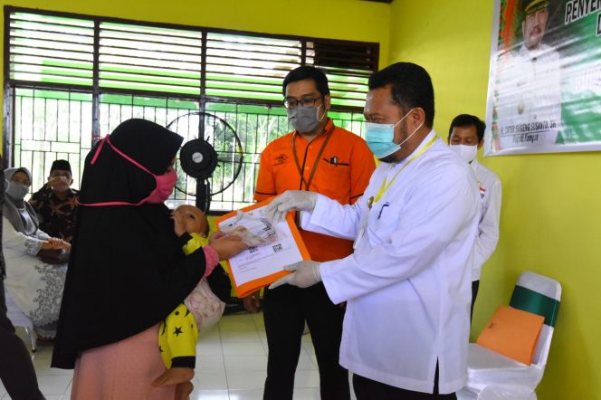
					Bupati Kampar H. Catur Sugeng Susanto, SH menyarahkan Bantuan Sosial Tunai (BST), Jum’at pagi (8/5/2020).