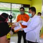 Bupati Kampar H. Catur Sugeng Susanto, SH menyarahkan Bantuan Sosial Tunai (BST), Jum’at pagi (8/5/2020).