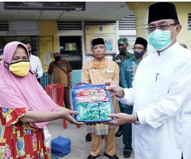 
					Bupati Inhil HM Wardan menyerahkan bantuan kepada korban kebakaran Parit 11 Tembilahan Hulu.