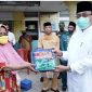 Bupati Inhil HM Wardan menyerahkan bantuan kepada korban kebakaran Parit 11 Tembilahan Hulu.