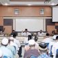 Bupati Inhil HM Wardan saat memimpin Rapat