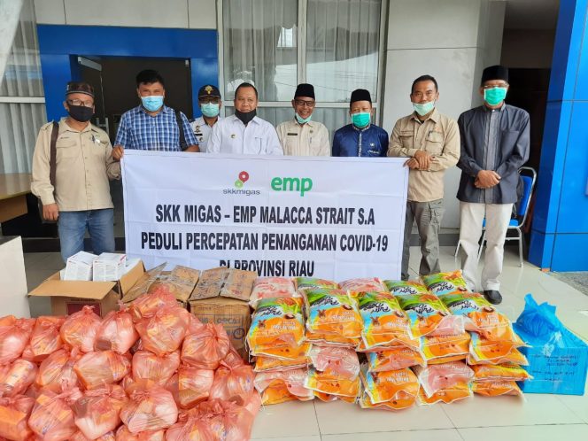 
					Bupati Kepulauan Meranti, Drs H. Irwan Nasir, MSi beserta staf Pemkab Kepulauan Meranti bersama Tim EMP Malacca Strait saat menyerahkan bantuan sembako untuk masyarakat yang terkena dampak Covid-19 di Selatpanjang.