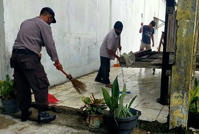 
					Hari Bhayangkara ke 74, Polsek Tembilahan Giat Bersih – Bersih dan Semprot Desinfektan