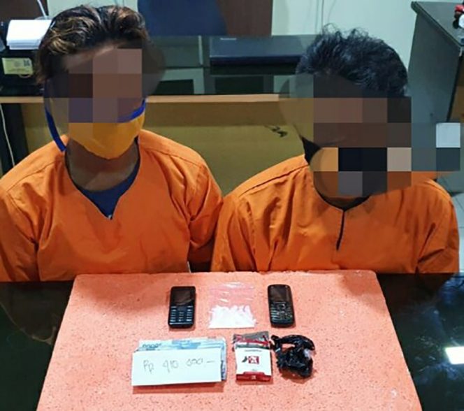
					Pelaku H (25 tahun) dan R (39 tahun) beserta barang bukti.