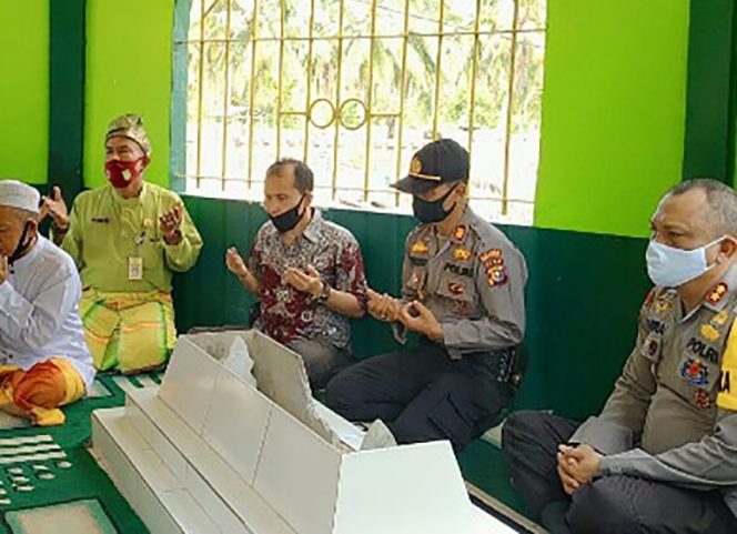 
					Sempena Hari Bhayangkara ke 74, Polres Inhil Ziarahi Makam Syekh Abdurrahman Siddiq