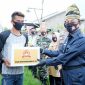 Bupati Indragiri Hilir (Inhil), Drs HM Wardan MP saat menyerahkan bantuan