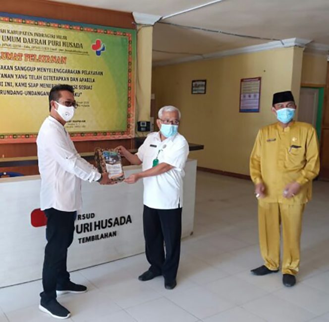 
					Komisi ll DPRD Inhil Berikan VCO Kepada Dokter RSUD Tembilahan