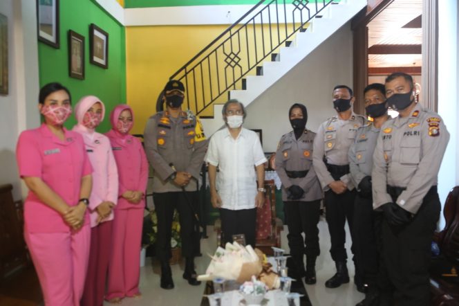 
					Sempena Hari Bhayangkara Ke 74, Polres Dumai Berikan Bingkisan Kepada Purnawirawan, Warakawuri dan Personil Polres Dumai Yang Sedang Sakit