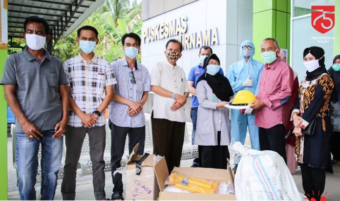 
					Anggota DPR RI Dapil I Riau H. Arsyadjuliandi Rachman serahkan bantuan di Unit Pengelola Kegiatan (UPK) Puskesmas Purnama, Jalan Raja Ali Haji No.22 Kelurahan Purnama, Kecamatan Dumai Barat, Sabtu (25/07).(Foto Diskominfo Dumai)