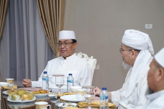 
					Bupati Inhil HM Wardan Melepas KH Tengku Zulkarnain
