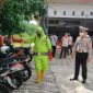 Penyemprotan disinfektan oleh Tim "Corona Busters" Polres Dumai di Kantor Pos Kelurahan Buluh Kasap Kecamatan Dumai Timur.